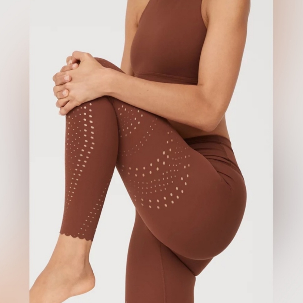 NWOT OFFLINE By Aerie Goals Lasercut Legging Size Medium